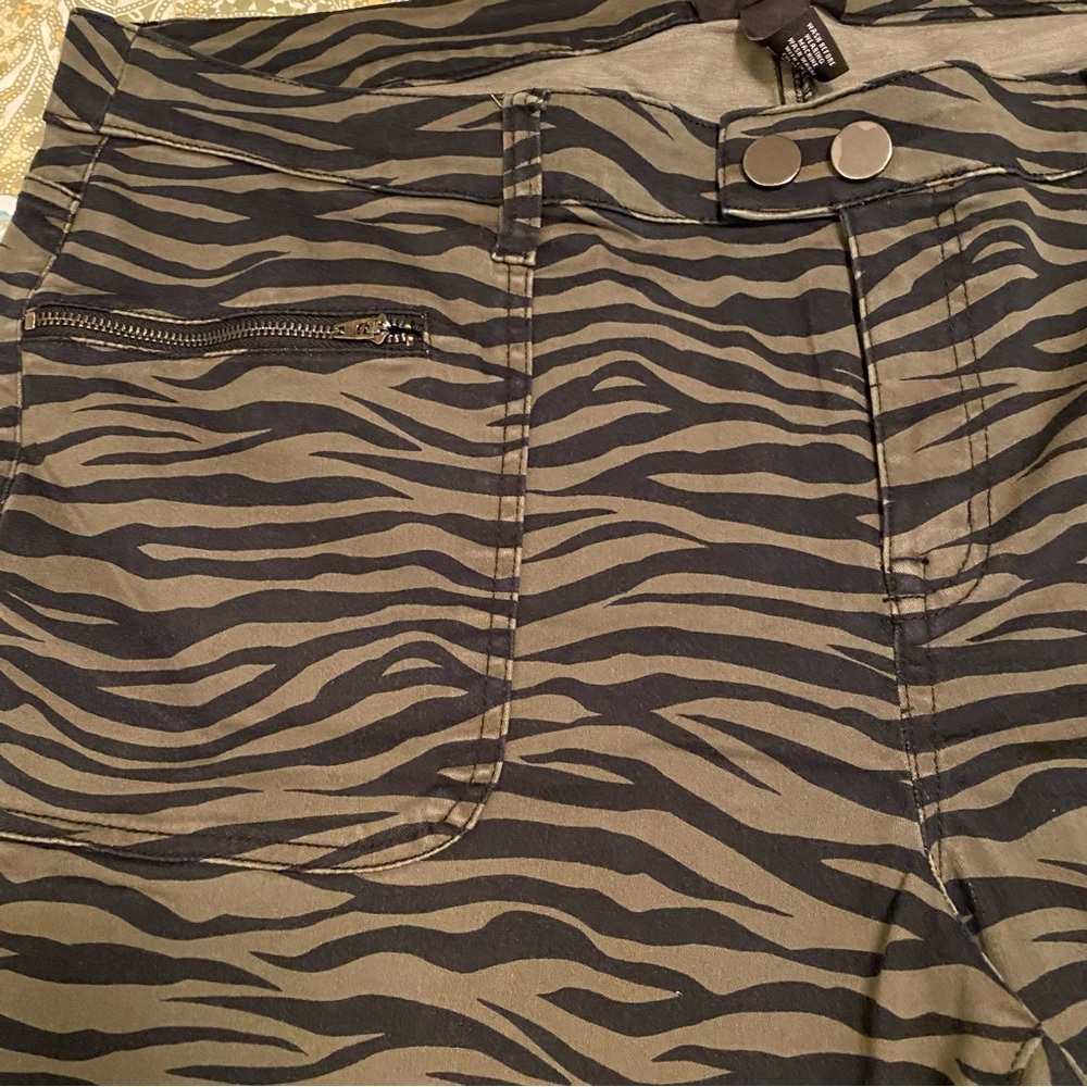 Lane Bryant Animal Stripe Jegging Pant - Picture 8 of 12
